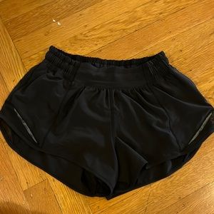 Black NWOT Lululemon hottie hot shorts, size 4
